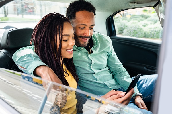 couple in taxi 